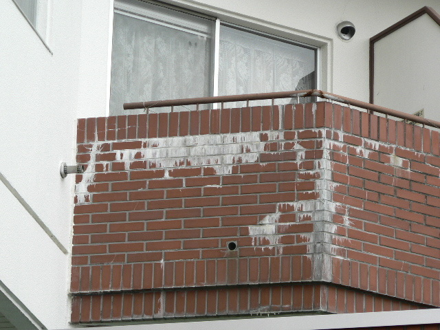 バルコニー手摺壁 エフロレッセンス