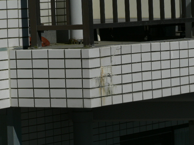 バルコニー外壁 エフロレッセンス