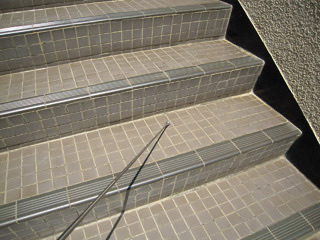 エントランス 階段タイルの浮き