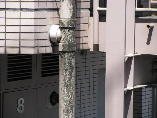 外壁 竪樋の漏水跡