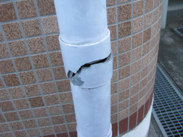 外壁 竪樋の破損
