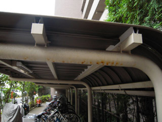 外構自転車置き場 柱・屋根の錆