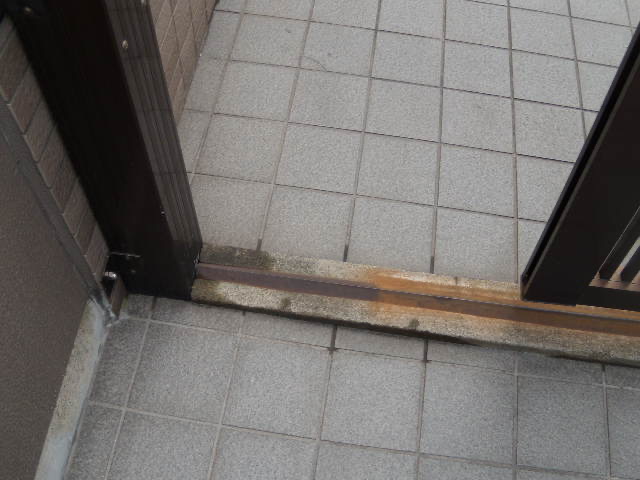 外構ゴミ置き場門扉 レール錆