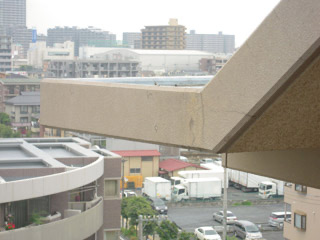外部RC階段 屋根のひび割れ